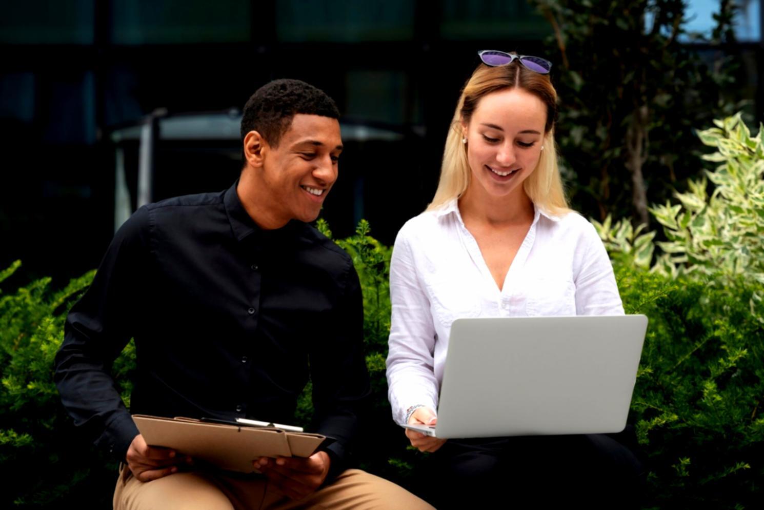 Espace de formation moderne avec matériel pédagogique pour l'apprentissage financier