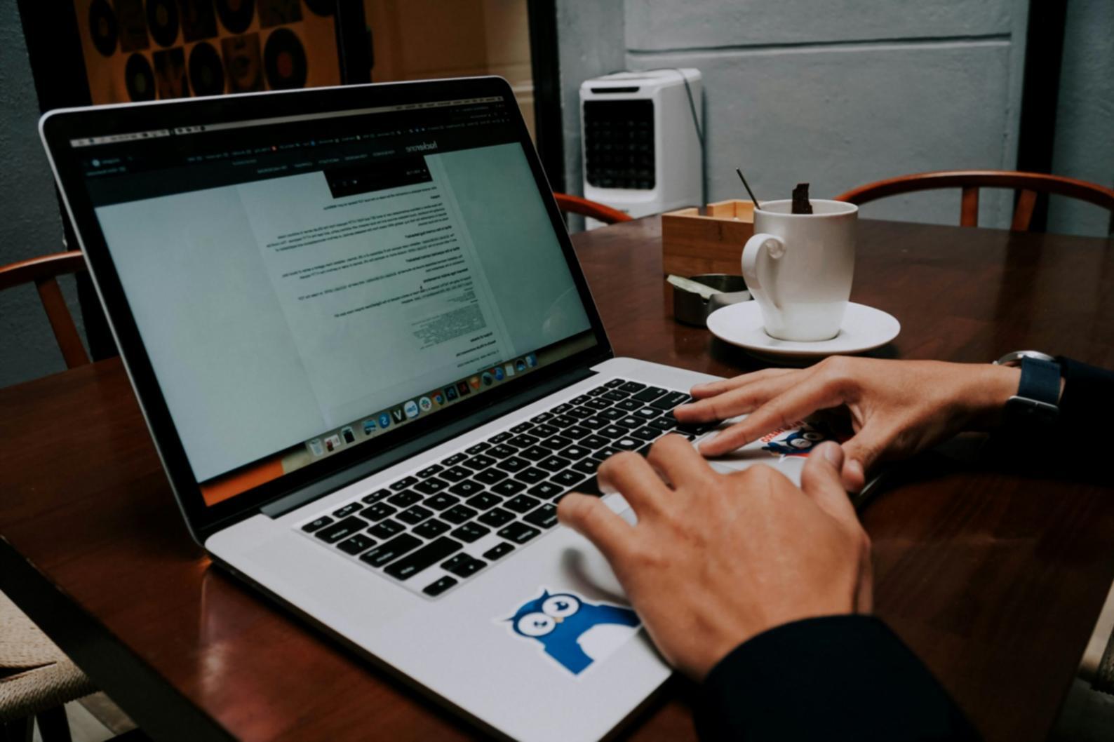 Équipe kaeloravia travaillant sur des processus financiers innovants